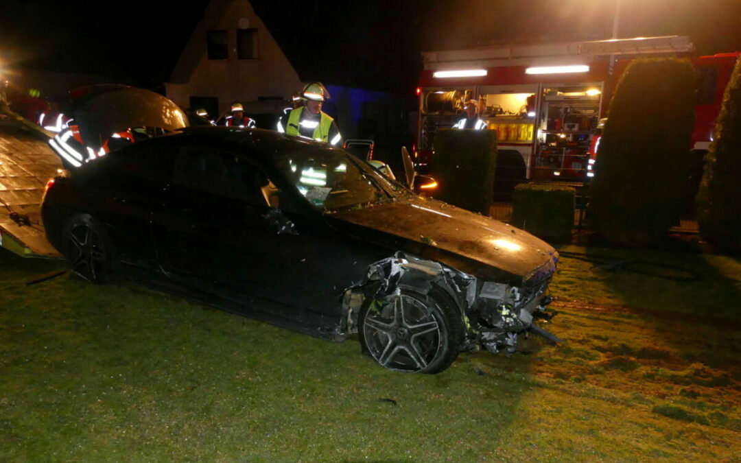 Verkehrsunfall mit eingeklemmter Person