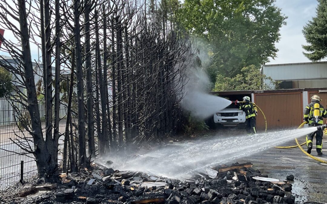 Feuerwehren verhindern Übergreifen von Heckenbrand auf Garagen in Asemissen