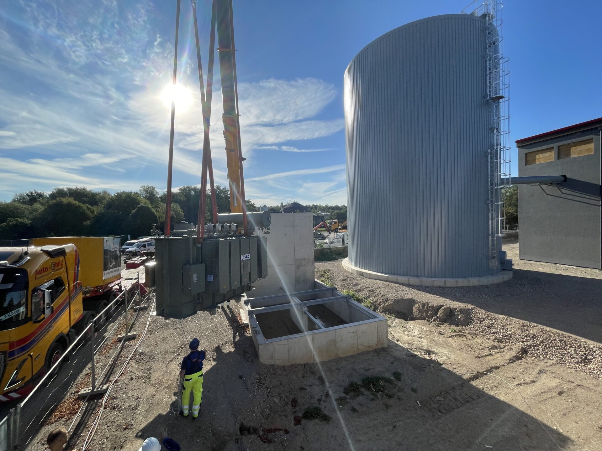 Transformator wird per Kran in die Trafostation gehoben. Foto: © Stadtwerke Bad Salzuflen