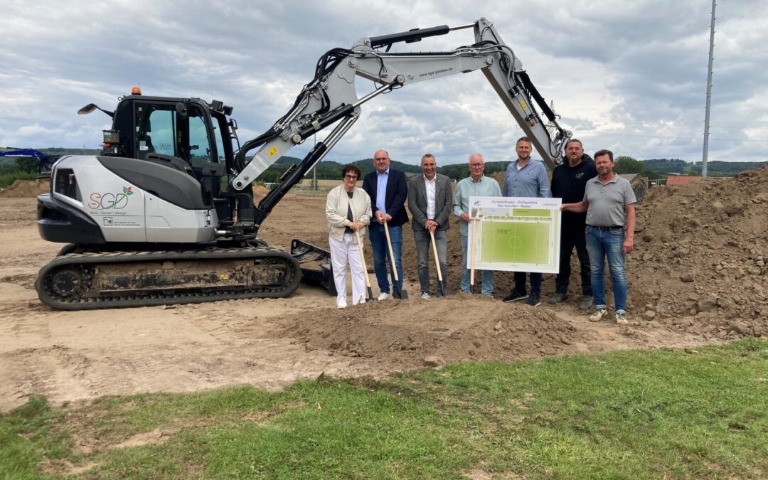 Spatenstich für neuen Kunstrasenplatz am Sportplatz Grastrup-Retzen