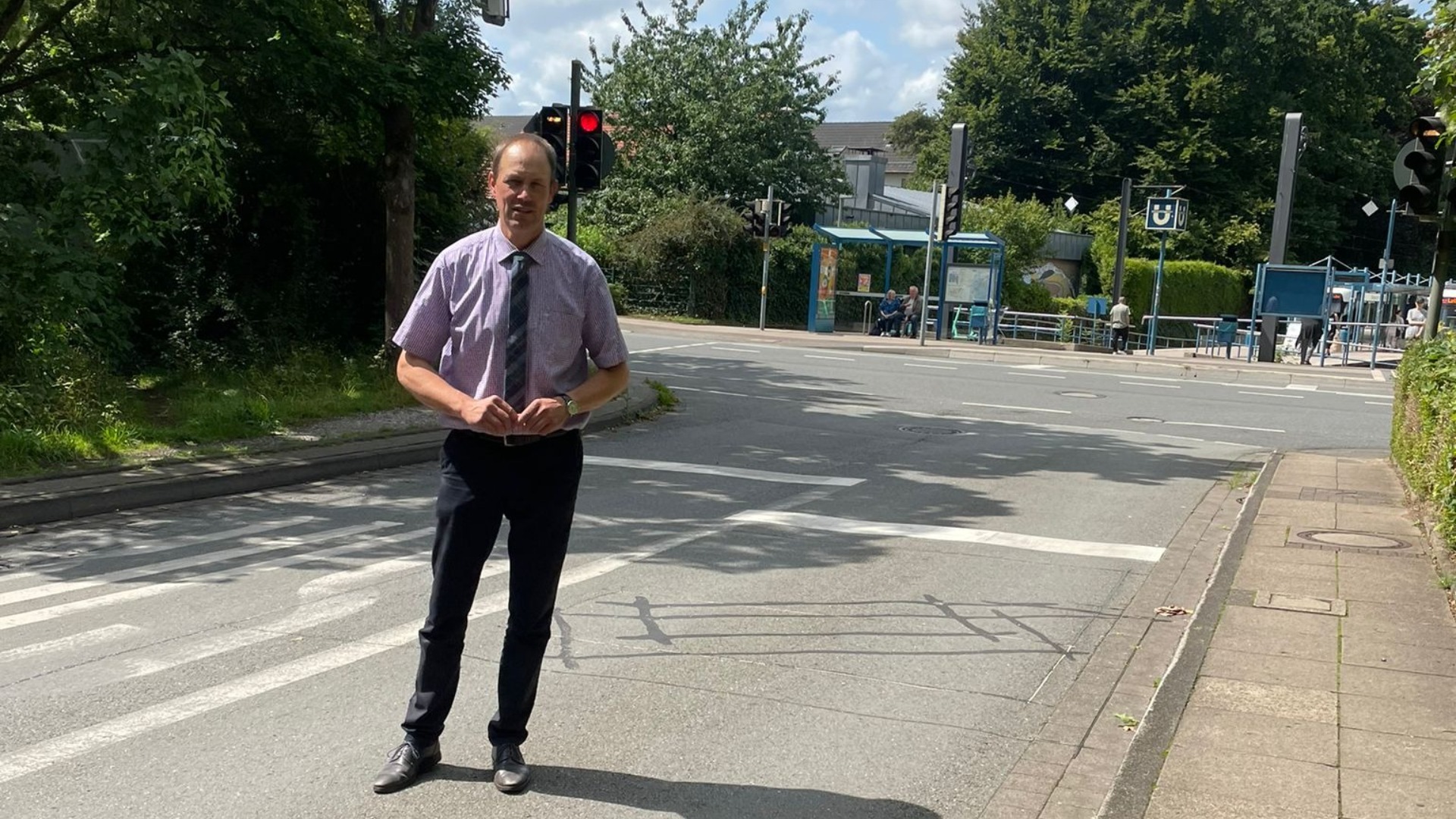 Bild 1: Endhaltestelle/Mobilitätsstation : Bernd Henrichsmeier (CDU) und im Hintergrund die Endhaltestelle Linie 4. Foto: CDU Stieghorst