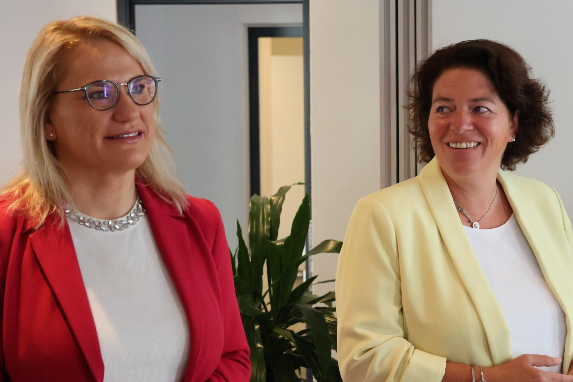 Knüpfen Netzwerke für handlungsfähige und starke Kommunen: Bundestagsabgeordnete Kerstin Vieregge (rechts) und CDU-Vizegeneralsekretärin Christina Stumpp. Foto: © Kerstin Vieregge