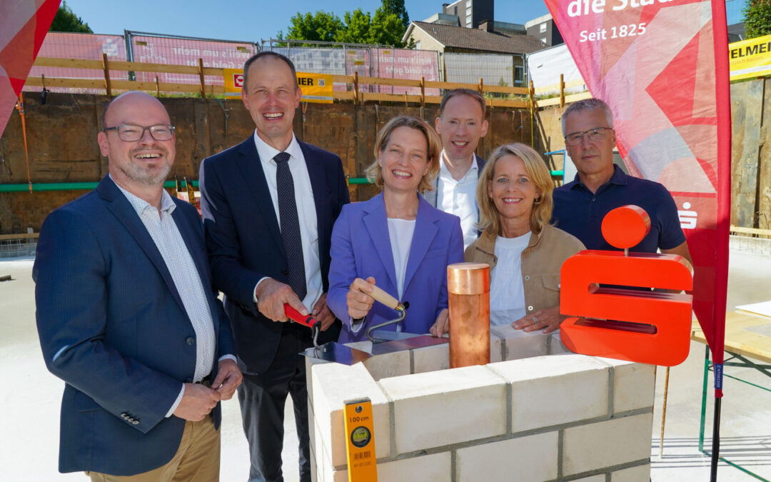 Erster Meilenstein für die neue Sparkassenfiliale „Hillegossen-Ubbedissen“ an der Detmolder Straße&nbsp;ist geschafft:
