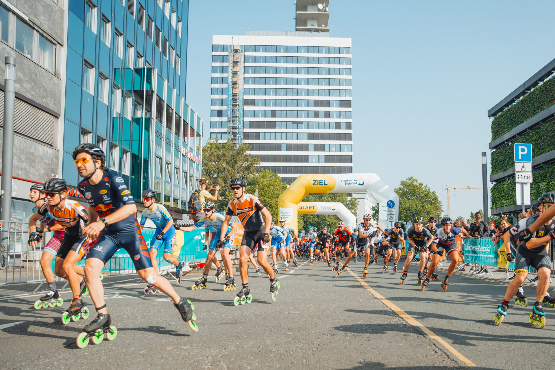Der Kesselbrink ist Start- und Zielpunkt für die Wettkämpfe. Außerdem können Familien den ganzen Sonntag ein buntes Programm erleben.Foto: Bielefeld Marketing, Tim Fröhlich