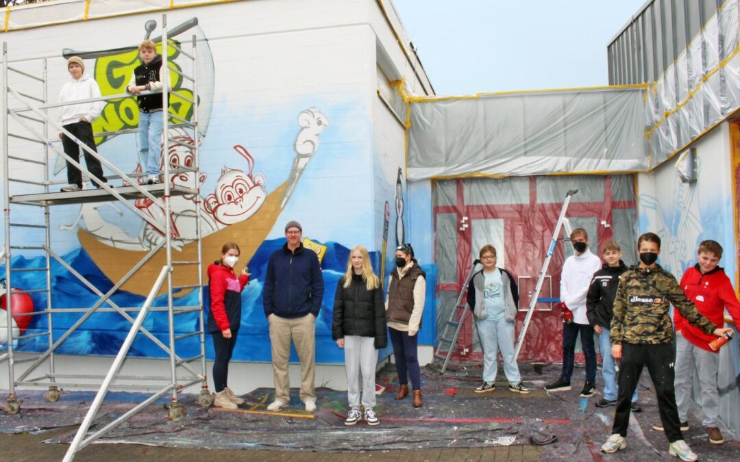 Neues Graffiti verschönert die Wand der Grundschule