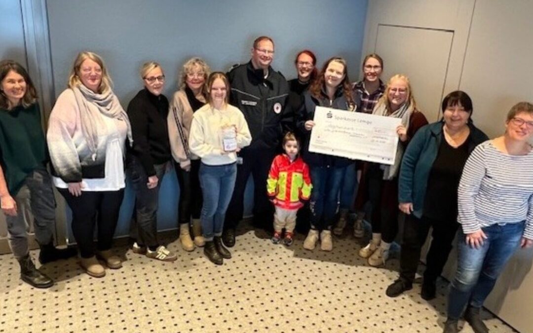 Leopoldshöher Familienzentren spenden 300 Euro an das Jugendrotkreuz