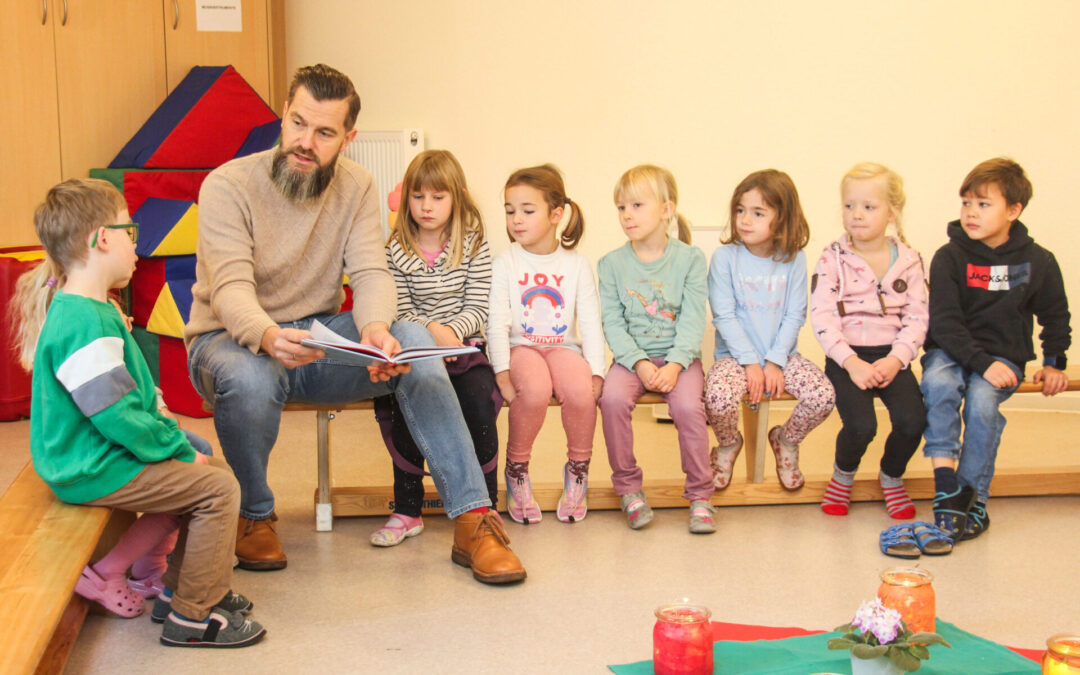AOK-Leiter Kundenberatung PhDr. Boris Brandes beim Vorlesetag Ev. Ichthys Familienzentrum Bielefeld: „Vorlesen spricht Deine Sprache“