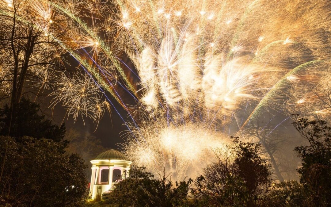 Spektakuläres Höhenfeuerwerk läutet beim Silvester Open-Air neues Jahr ein
