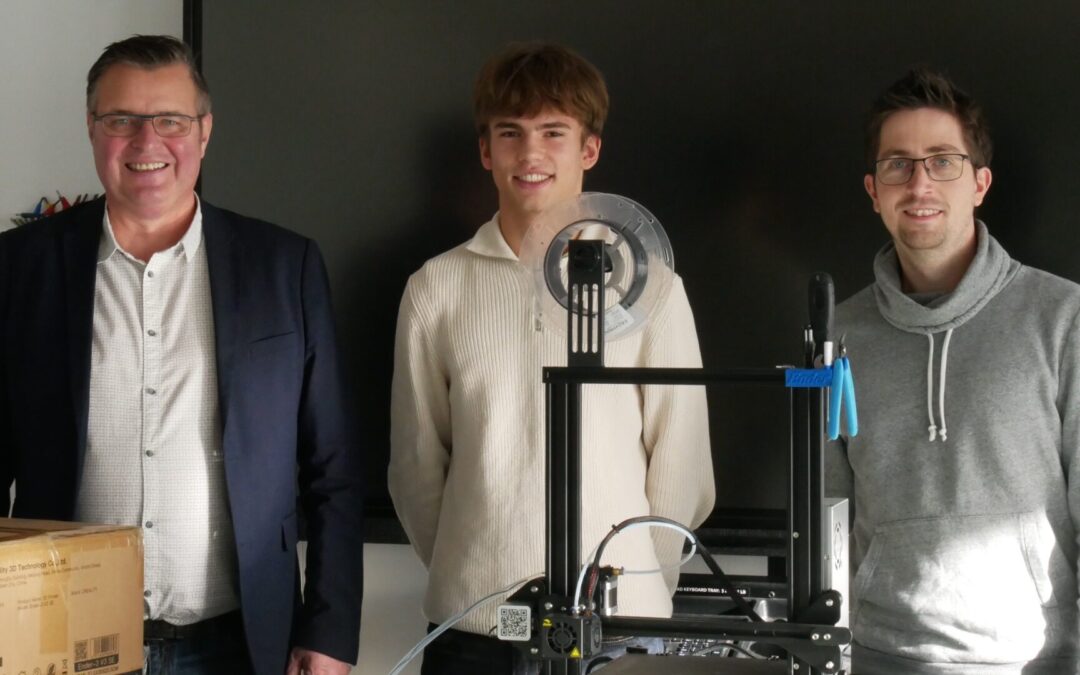 3D-Drucker geht an Schüler des Niklas-Luhmann-Gymnasiums