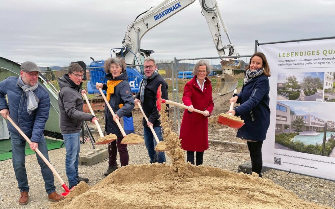 Ministerin setzt sich selbst auf den Bagger