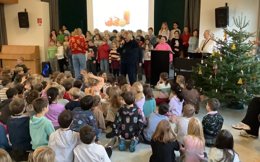 Adventszauber in Asemissen: Grundschüler stimmen sich singend auf Weihnachten ein
