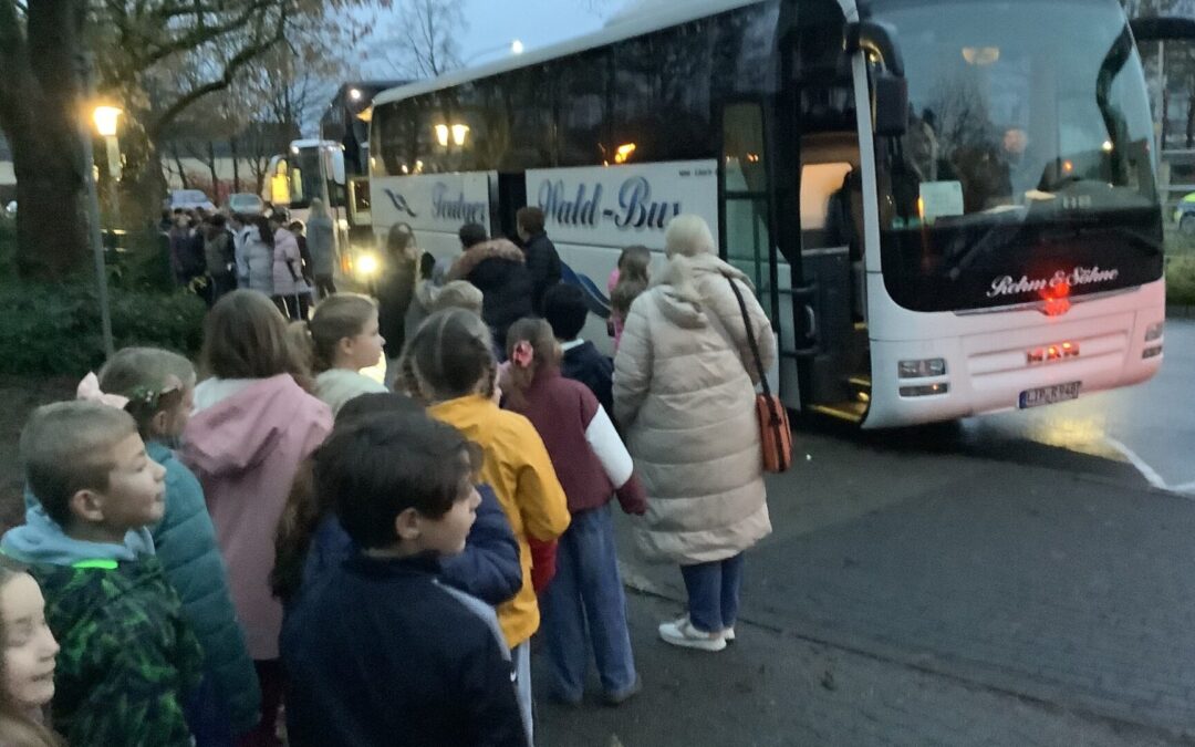 Theaterzauber in Bielefeld: Grundschüler aus Asemissen begeistert von ‚Die kleine Hexe‘