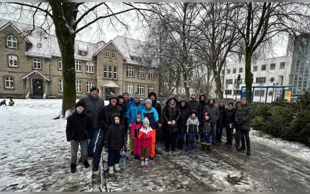 Förderverein der Grundschule Hillegossen sammelt Weihnachtsbäume für neuen Schulhof