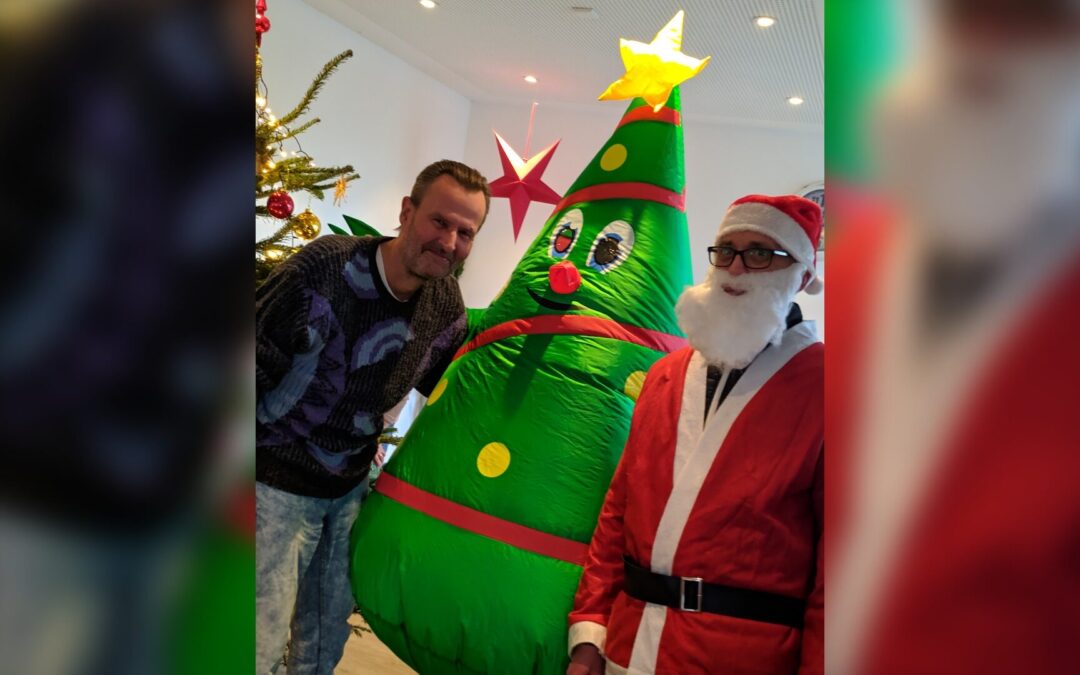 Wunschbaum-Aktion in Asemissen: Westfalen Tankstelle bringt Weihnachtszauber für Senioren
