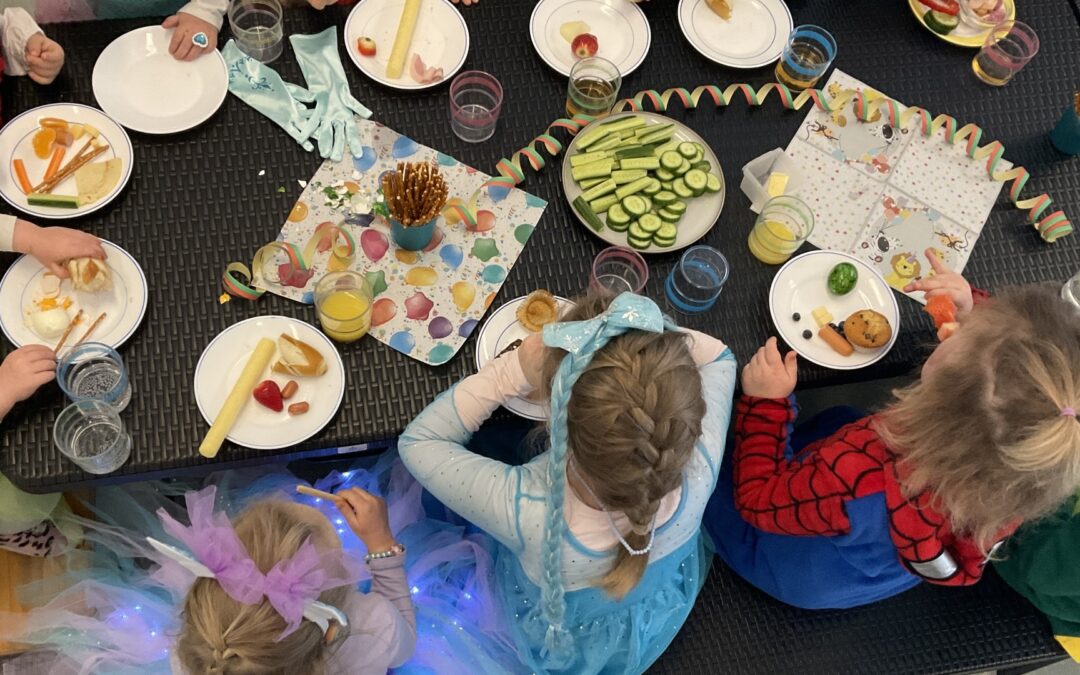 Bunt, bunter, Karneval: Zwei Träger feiern gemeinsam ein rauschendes Fest