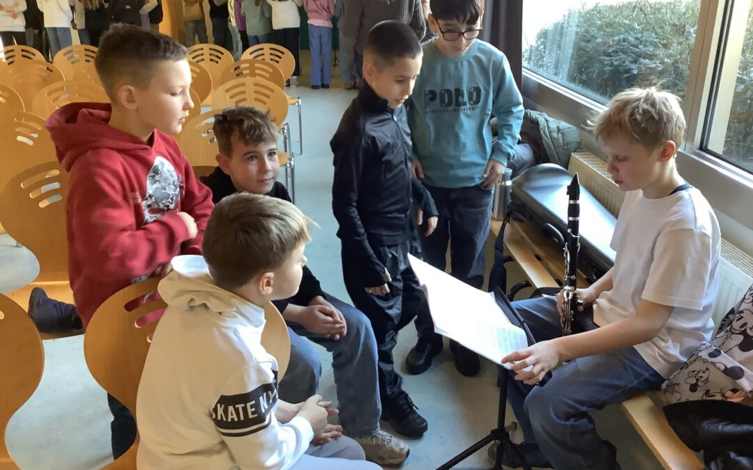 Besuch der Bläserklasse des Niklas-Luhmann-Gymnasiums an der Grundschule Asemissen