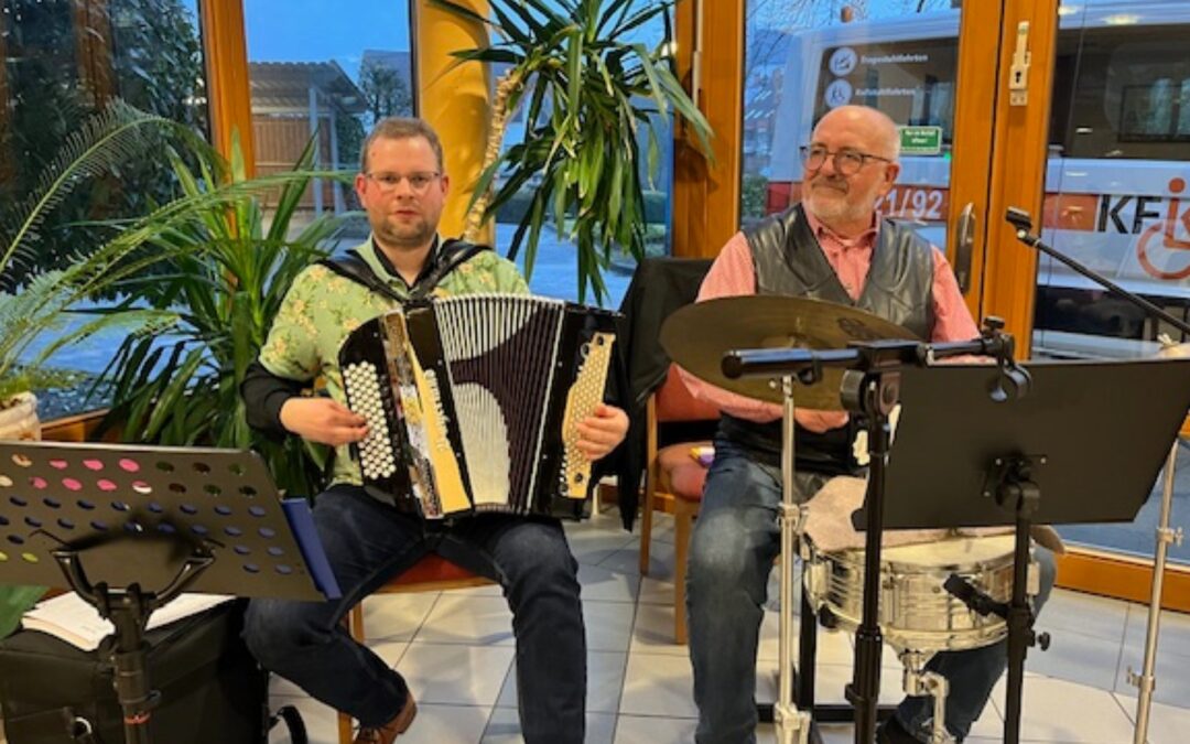 Das Duo „Bergstadtbuben“ erfreute die Bewohner des Evangelischen Altenzentrums