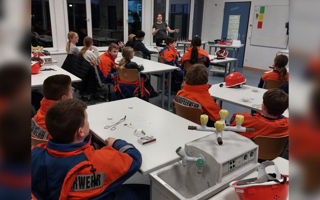 Oerlinghauser Jugendfeuerwehr erhält besondere Chemiestunde in der HSS