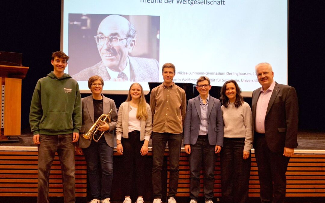 Gymnasium Oerlinghausen startet Projekttage mit spannendem Luhmann-Vortrag