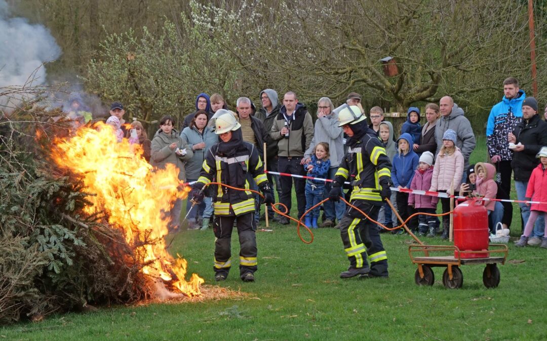 Leopoldshöhe feiert magisches Osterfeuer: Louisa Tölke und Julie Schütze entfachen die Flammen der Gemeinschaft