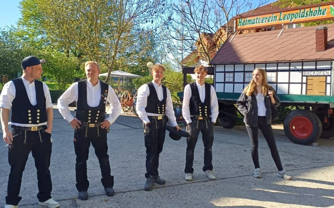 Zünftiges Richtfest in Leopoldshöhe: Neue Wagenremise bereichert Heimatmuseum