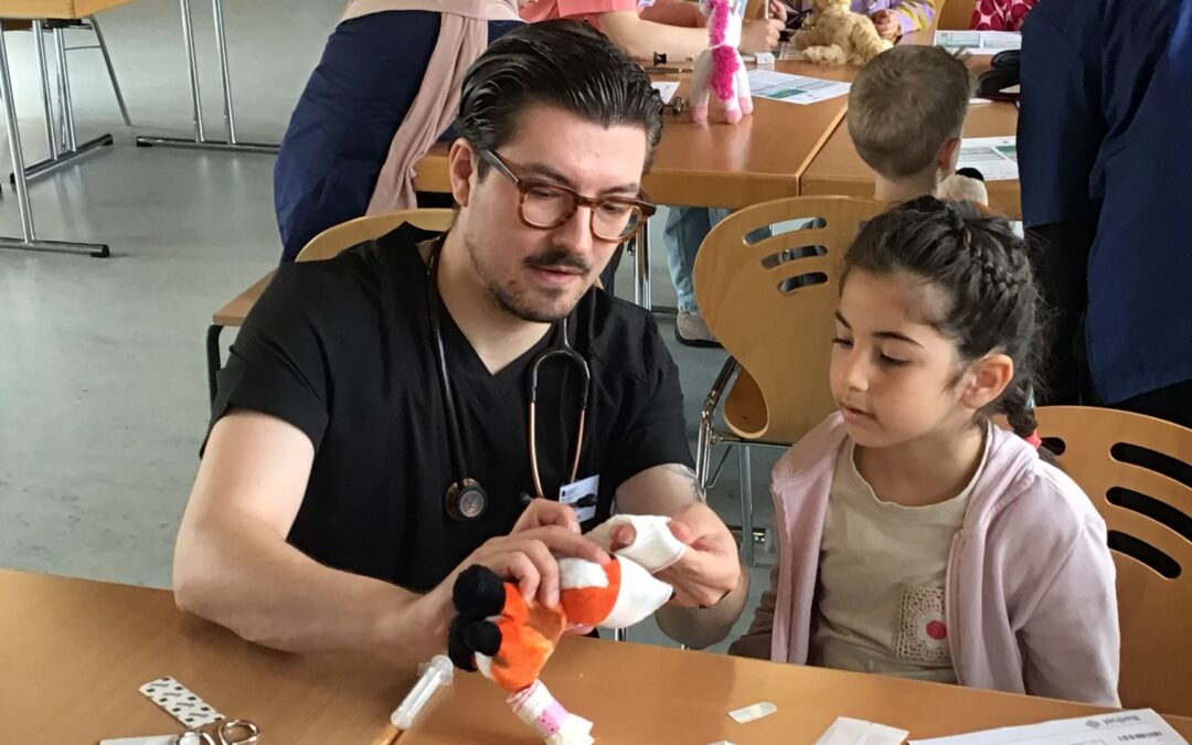 Plüschtier-Sprechstunde: Teddybärkrankenhaus heilt Ängste und weckt medizinische Neugier