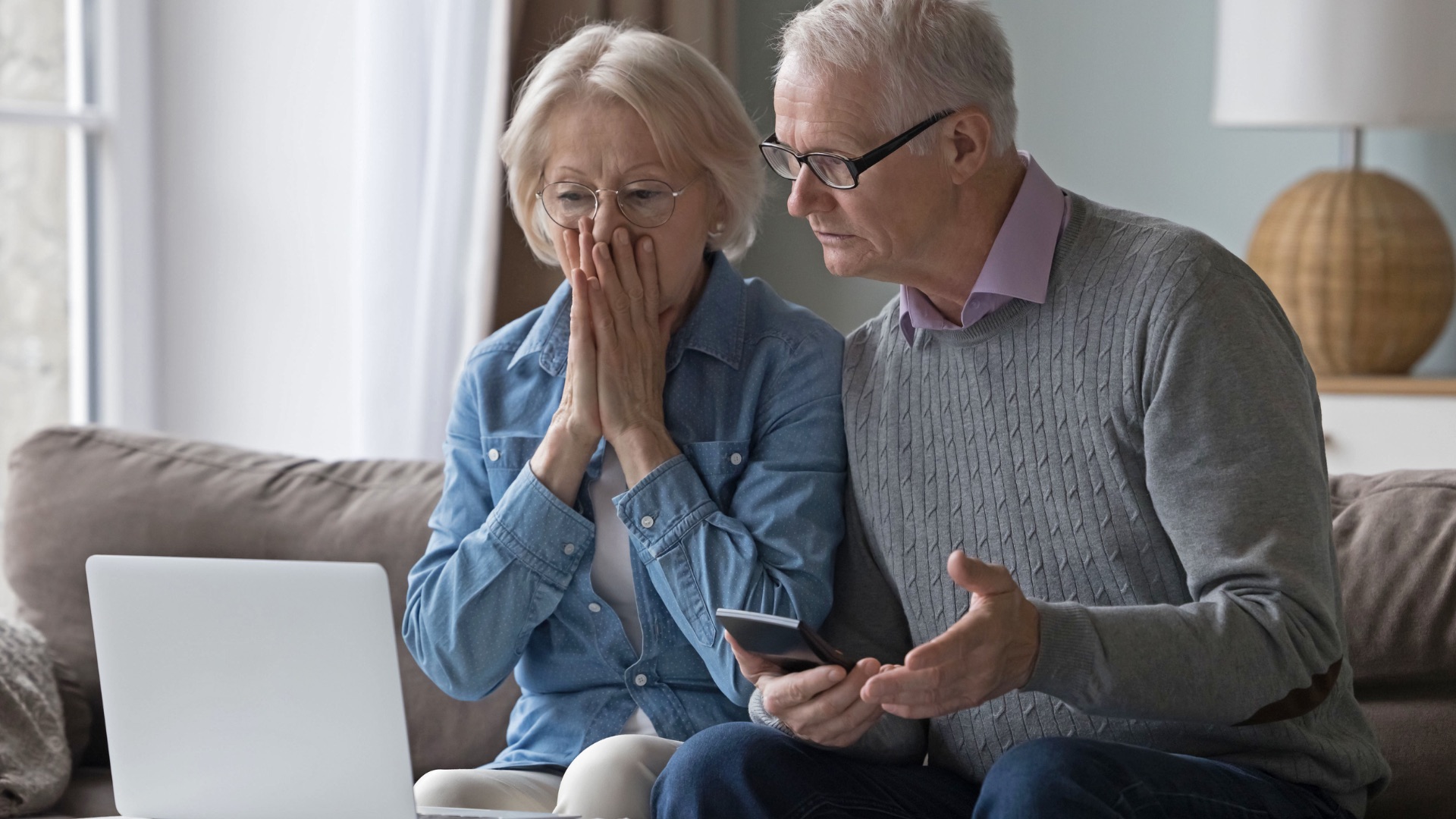 falsche Abrechnungen – Bei Lockangeboten unseriöser Energieanbieter oder -vermittler drohen Verbrauchern unangenehme Überraschungen. Wer hier sparen will, sollte sich auf die Services seriöser Wechselanbieter verlassen. (Foto: DJD/cheapenergy24/fizkes - stock.adobe.com)