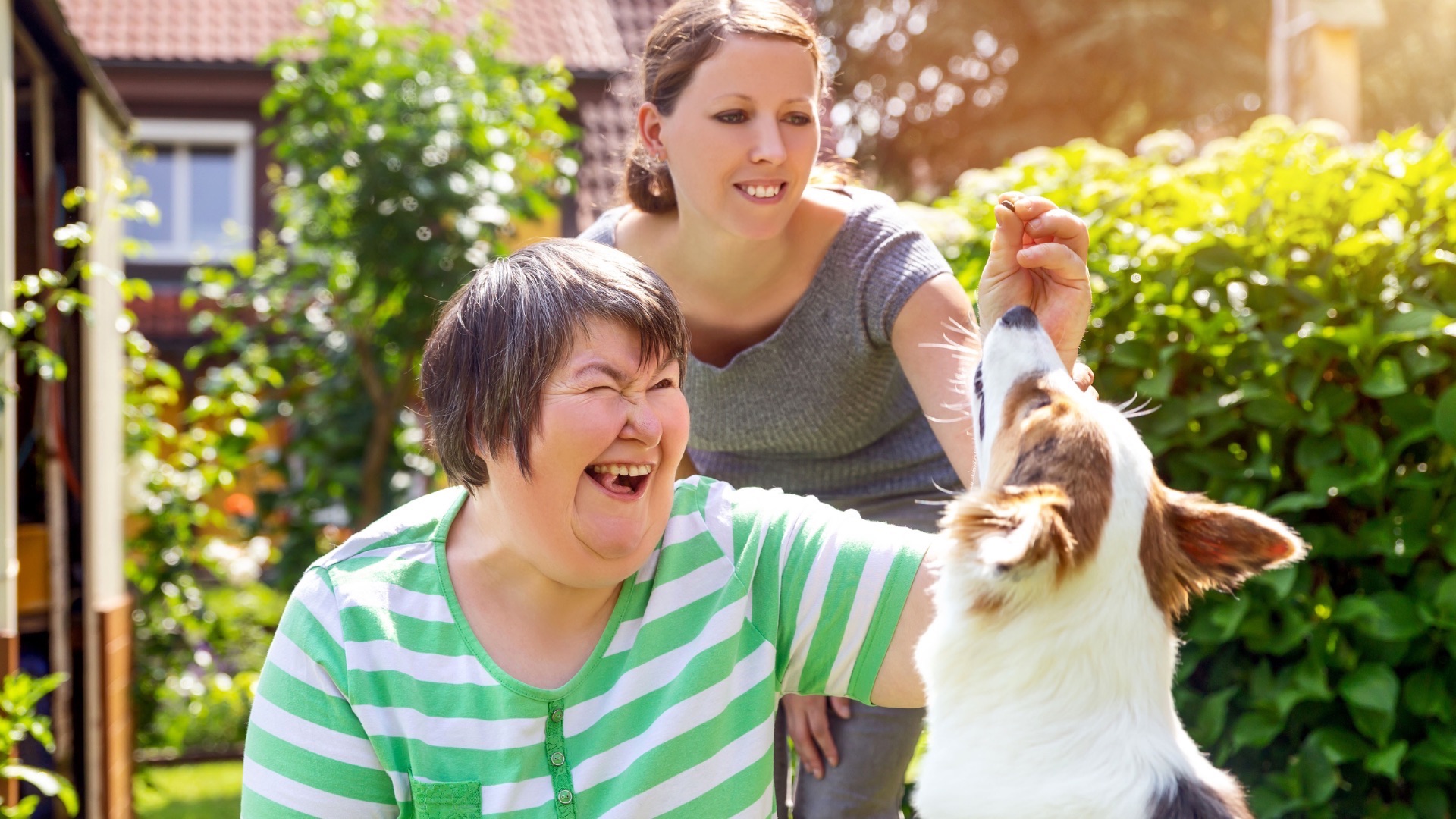 Soziale Arbeit – Wer einen Abschluss in Sozialer Arbeit vorweisen kann, findet nach dem Studium vielfältige Einsatzmöglichkeiten vor - etwa in der Behindertenarbeit, der Inklusion und der Teilhabegestaltung. (Foto: DJD/www.pfh.de/M.Dörr & M.Frommherz - stock.adobe.com)