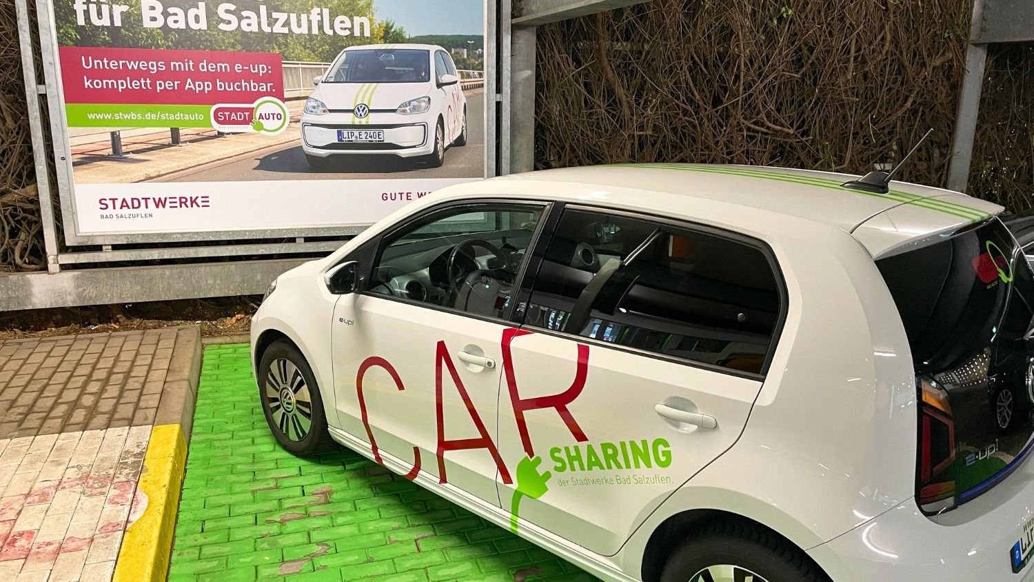Weißes E-Auto mit 