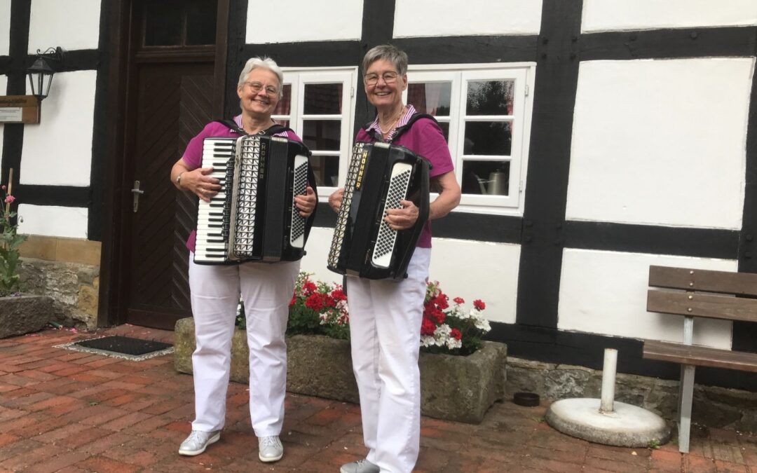 Akkordeon-Duo Albri und Tank eröffnet Saison auf Heimathof Leopoldshöhe