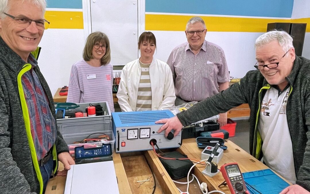 Mehr Sicherheit im Repair-Café: Bürgerstiftung spendet Trenntransformator
