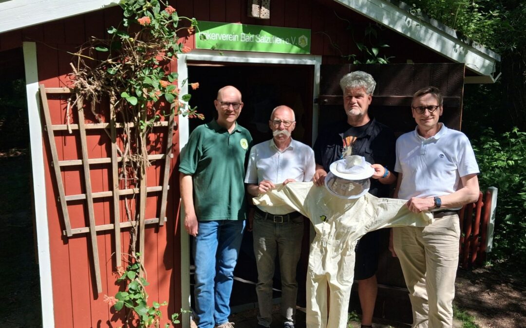 Bienenpädagogik gestärkt: Neue Ausrüstung und renoviertes Bienenhaus