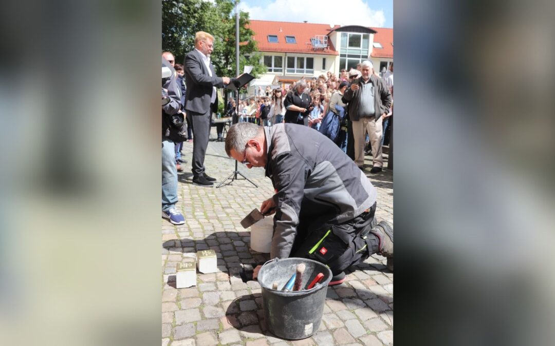 Oerlinghausen: Zehn neue Stolpersteine erinnern an Emigration
