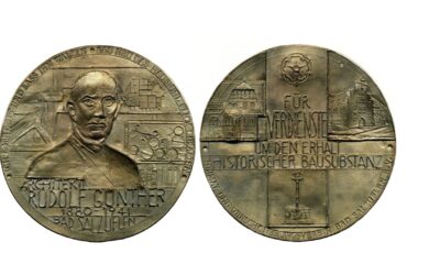 Zwei Bronzemedaillen zeigen das Porträt von Rudolf Günther und historische Gebäude mit Inschrift zur Bausubstanz