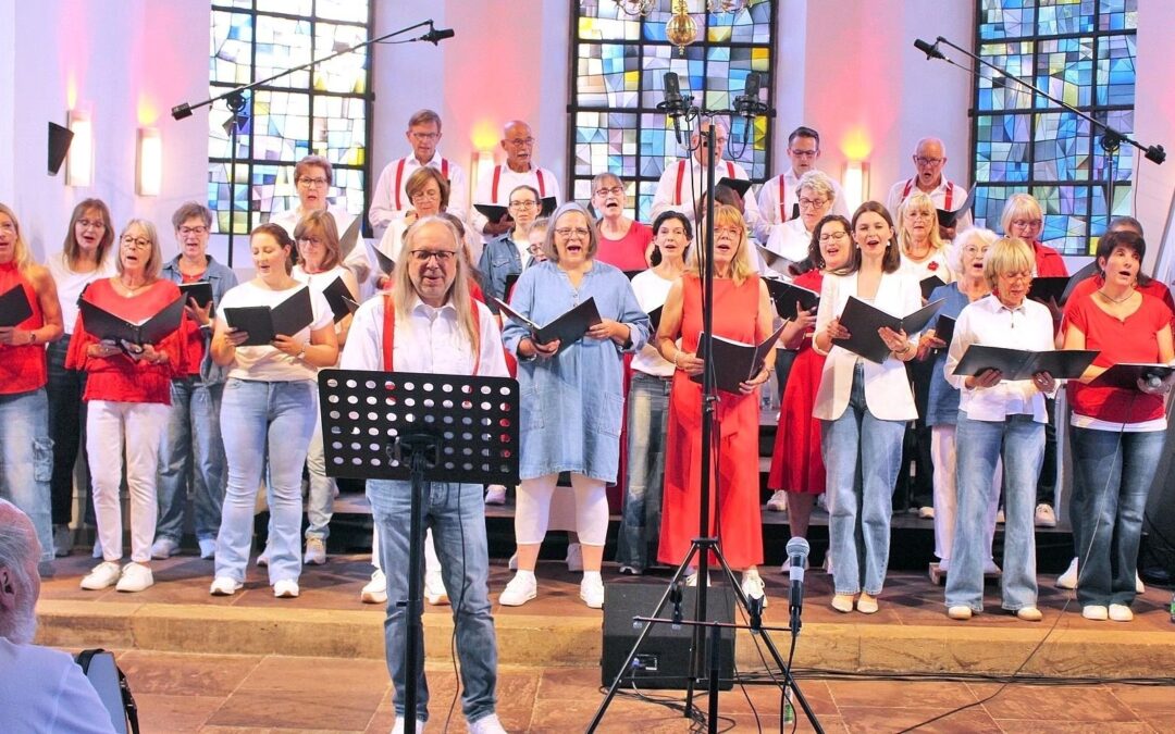 Leopoldshöher Projektchor begeistert mit Pop-Hits in der Kirche