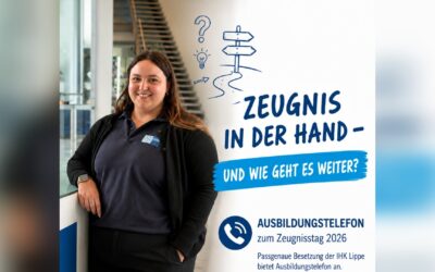 Junge Frau mit IHK-Logo lächelt, lehnt an Pult, daneben Skizzen: Fragezeichen, Glühbirne, Wegweiser und Pfad