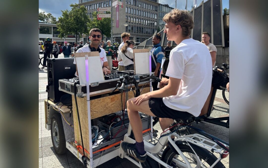 Rund 200 Radfahrende fuhren mit ordentlich Bass durch Bielefeld