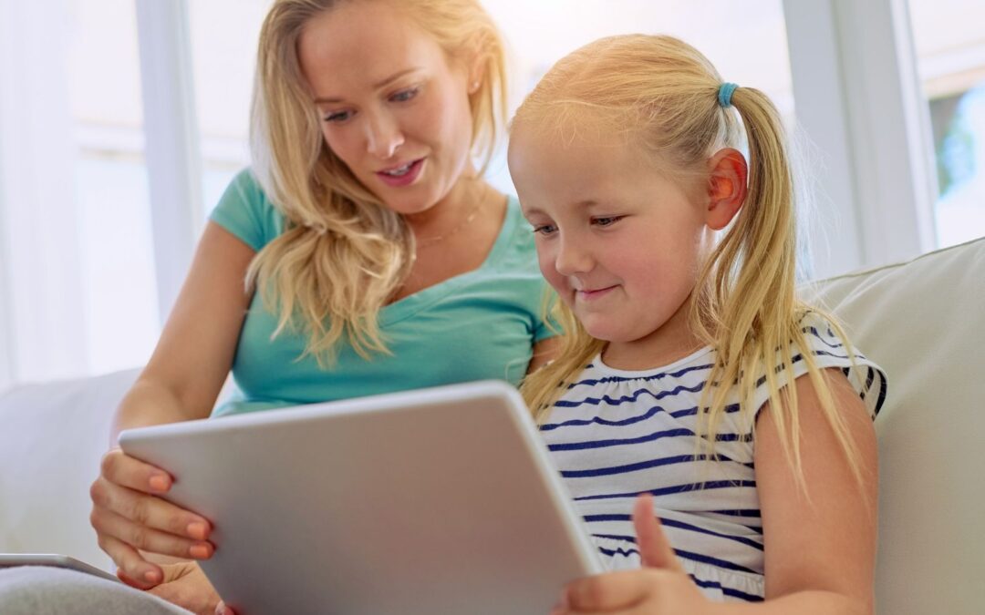 AOK stärkt Familien bei digitaler Erziehung: Medienkompetenz für Kinder wichtiger denn je