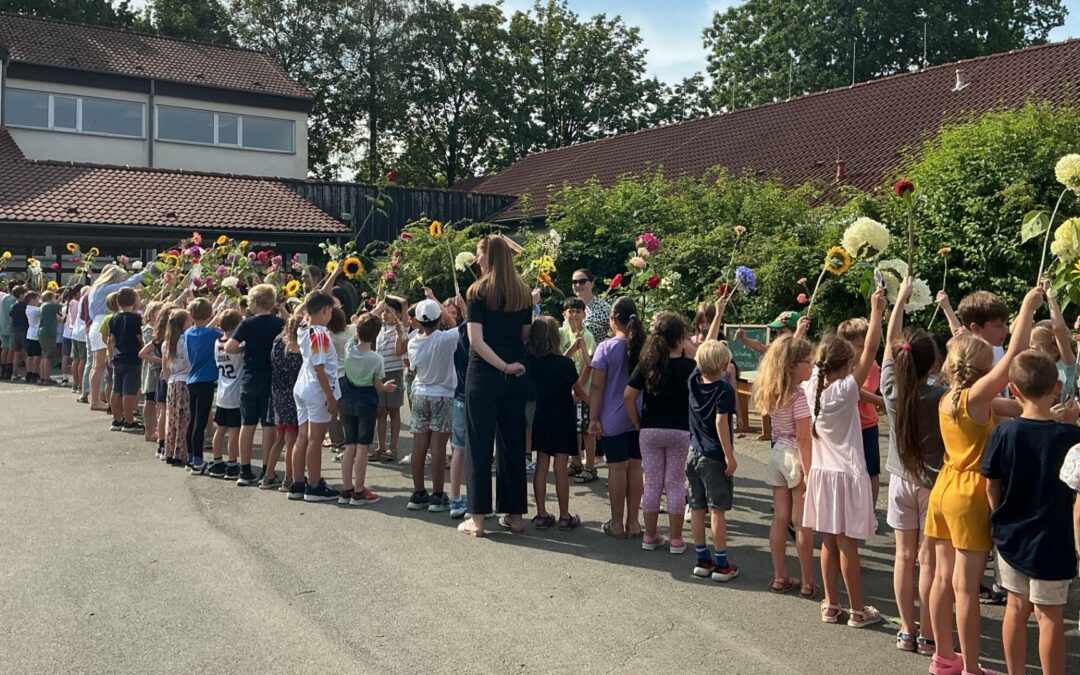 Emotionaler Abschied: Viertklässler der Grundschule Asemissen mit Blumen-Spalier in die Zukunft entlassen