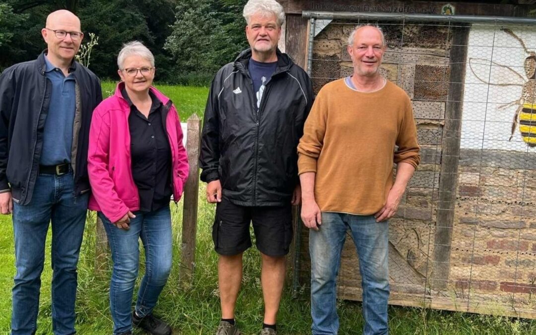 Große Insektennisthilfe im Landschaftsgarten restauriert und optimiert
