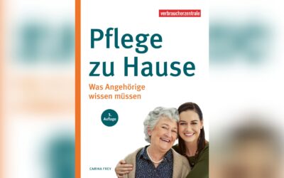 Ratgeber „Pflege zu Hause“ mit lächelnder älterer und jüngerer Frau, die sich umarmen