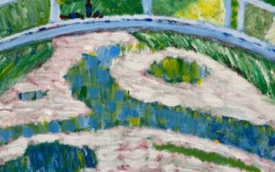 Gemälde einer hellblauen Bogenbrücke mit Geländer und Figuren, die über einen geschwungenen Weg in grüner Landschaft