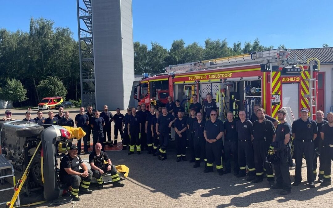 32 lippische Feuerwehrkräfte üben die patientengerechte Unfallrettung