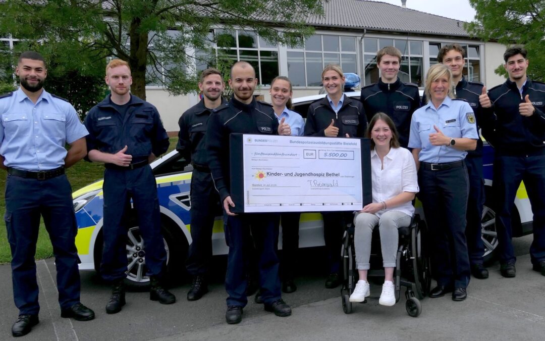 Auszubildende der Bielefelder Bundespolizei übergeben Spendenscheck