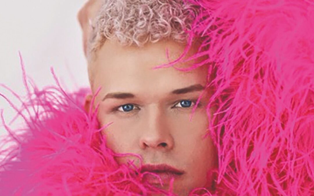 Tobias Born präsentiert „FREAKS!“: Comedy, Glitzer und klare Botschaften in Bielefeld