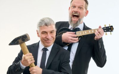 ONKeL fISCH: Ein Mann hält einen Hammer, der andere spielt Ukulele und singt laut