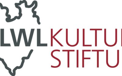 Logo der LWL Kulturstiftung: grauer Umriss einer Region, davor der Schriftzug LWL in Grau und KULTURSTIFTUNG in Rot