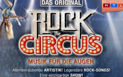 Akrobatin in schimmerndem Anzug hängt kopfüber an einem Luftring neben dem leuchtenden "Rock the Circus"-Schriftzug