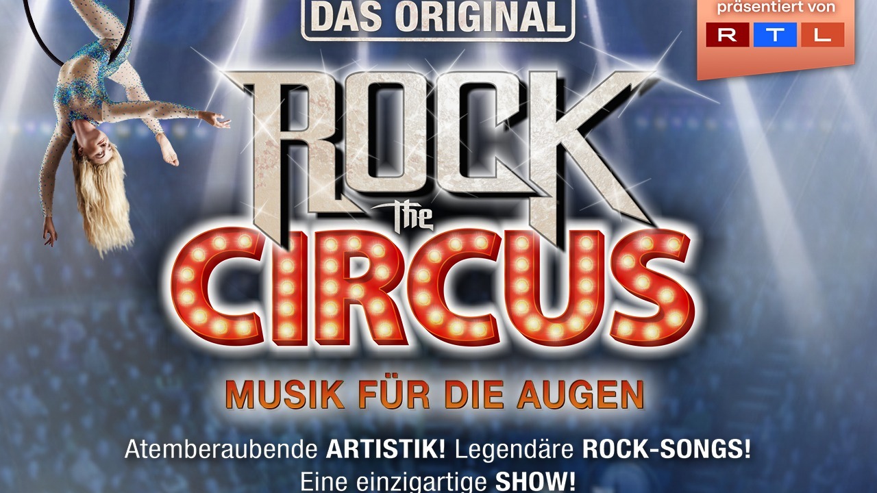 Akrobatin in schimmerndem Anzug hängt kopfüber an einem Luftring neben dem leuchtenden "Rock the Circus"-Schriftzug