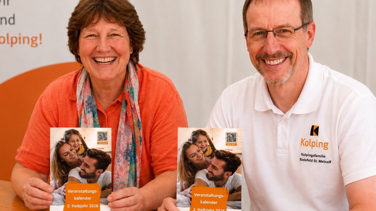 Eine lächelnde Frau und ein lächelnder Mann präsentieren jeweils einen Kolping-Veranstaltungskalender „2. Halbjahr 2026“